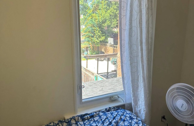 Charming Private room in a 2-bedroom house in enchanting Toronto with AC.