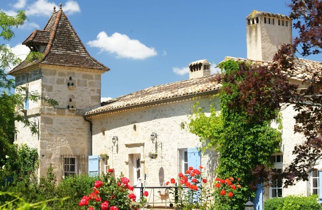 Charming property -ideal for 8- with swimming pool surrounded by hazelnut trees