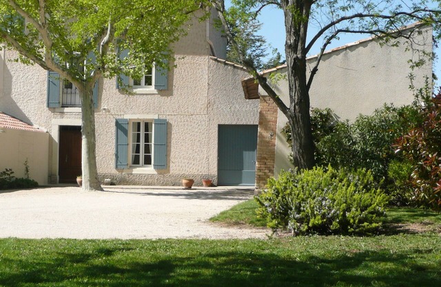 CHARMING PROVENçAL HOUSE NEAR AVIGNON (label 3 clés CLEVACANCES) -