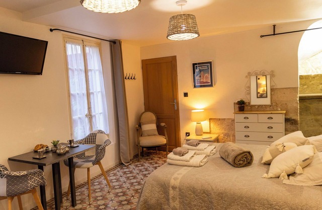 Charming Provençal studio with peaceful patio. Alpilles