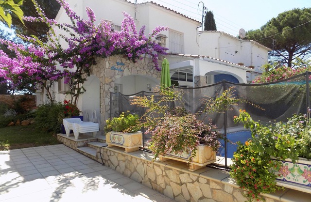 Charming, quiet, comfortable villa with swimming pool, 600 meters from the beach