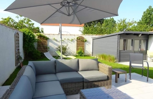 Charming Renovated Townhouse with Private Garden, 2 km from Sables d'Olonne Center