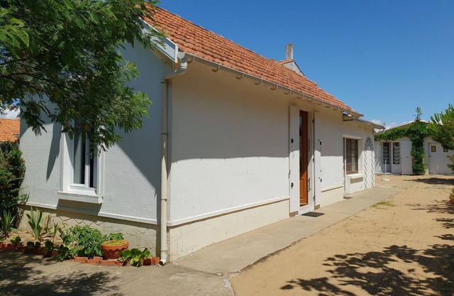 Charming Renovated House Near Beach & Shops, Sleeps 5