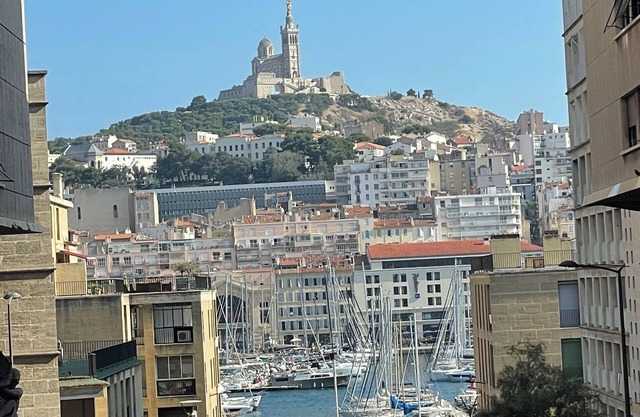 Charming renovated ground floor apartment in the heart of Panier Frais