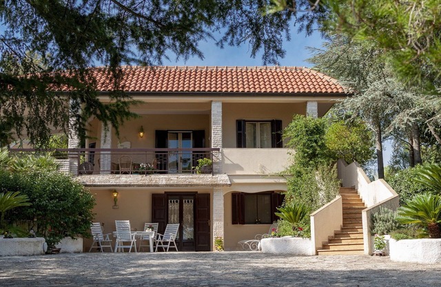 charming residence located in the beautiful area between Monopoli and Castellana Grotte