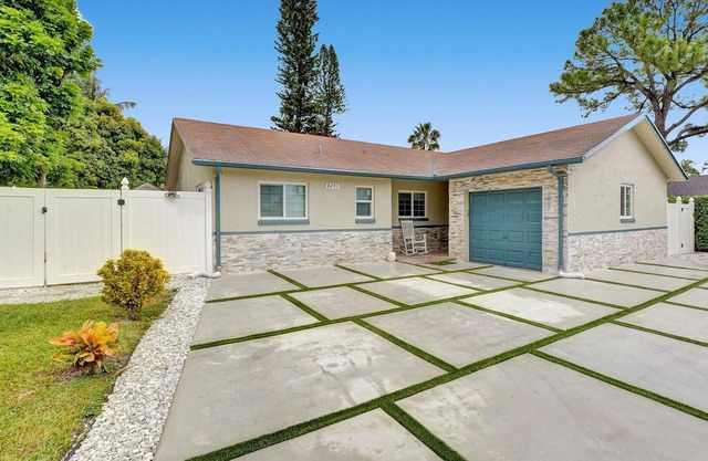 Charming Residential home 4/2 plus Den close to Sawgrass mall, Beaches.