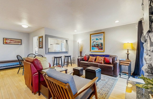 Charming Resort Condo with Shared Hot Tub - Walking Distance to Ski Lifts