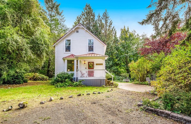 Charming restored dog-friendly farmhouse near Sequim Bay