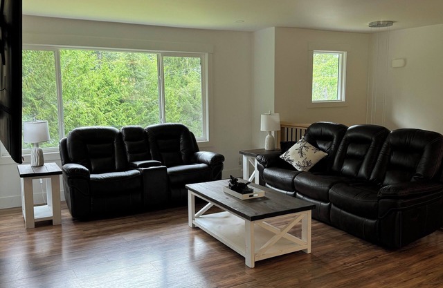 Charming retreat near sproat lake