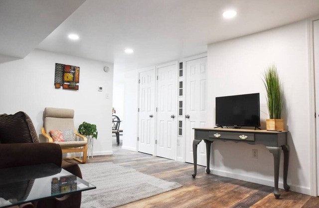 Charming Retreat-Private Parking & Prime Location