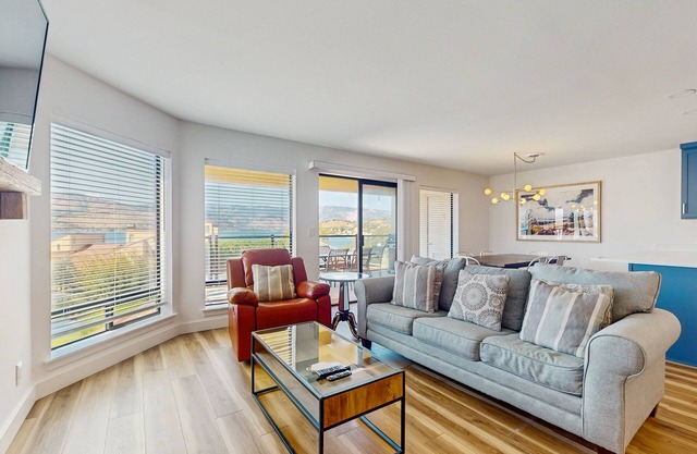 Charming Retreat W/Short Walk to Lake, Shared Pool/Hot Tub, & Large Balcony