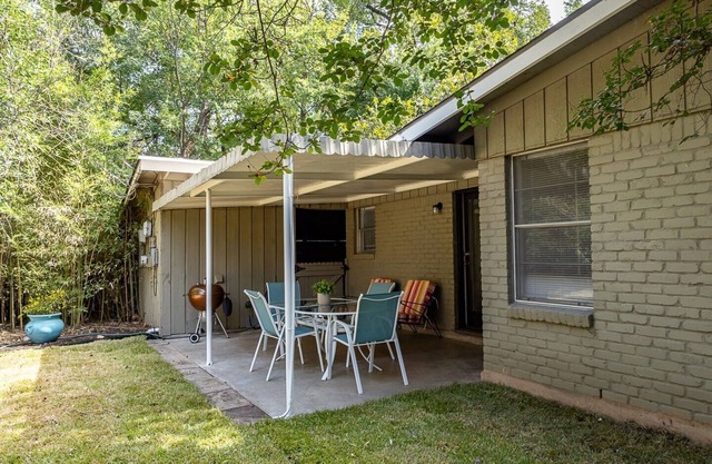Charming retro 2-bedroom bungalow with AC and WiFi in cool Austin
