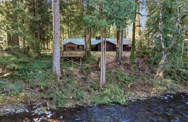 Charming River Front 3 Bed/3 Ba Home, Pet Friendly, Hot Tub, Ping Pong, Foosball