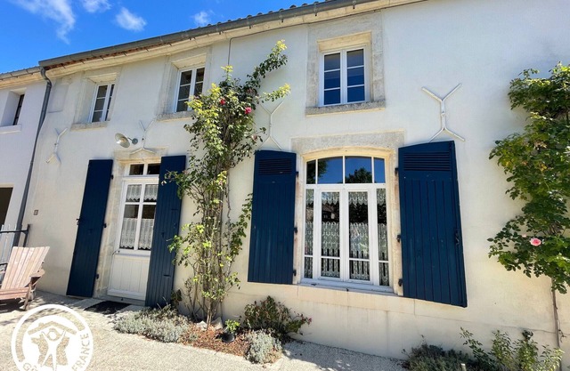 Charming Riverside House with Canoes, Garden, and Nearby Market in Marais Poitevin