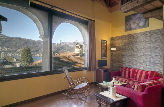 CHARMING ROMANTIC APARTMENT LAKE VIEW CLOSE TO LAKE/SQUARE/TOWNHALL