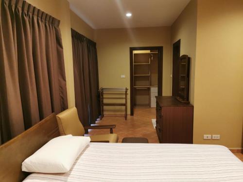 Charming Room in Muaeng Chonburi House with Garden View