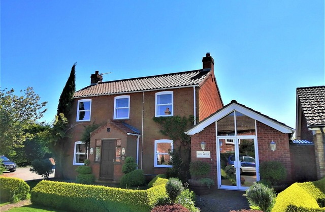 Charming Rose Cottage 3 bedroom home sleeps 7