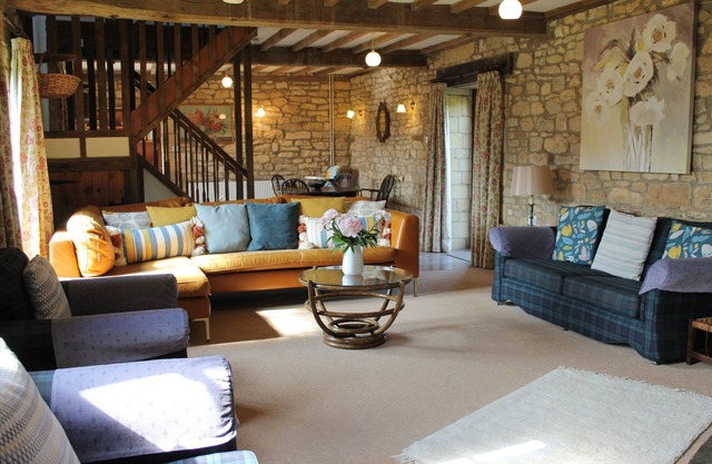 Charming Rustic Cotswold Stone Barn Retreat with Scenic Countryside Views