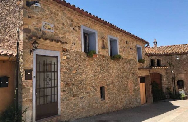 Charming studio in welcoming La Tallada d'Empordà with AC, WiFi