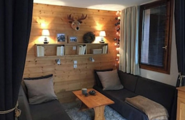 Charming ski-in/ski-out chalet apartment 50m from slopes and shops