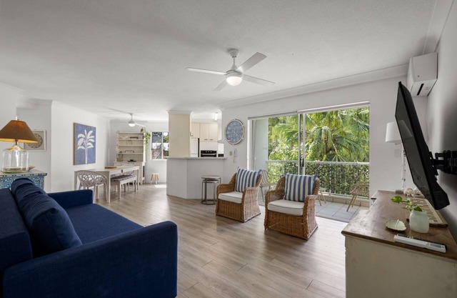 Charming Spacious 2-Bedroom Getaway in Central Burleigh Heads