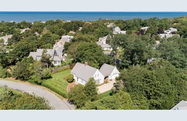 Charming & spacious cape house 0.4 miles to the beach