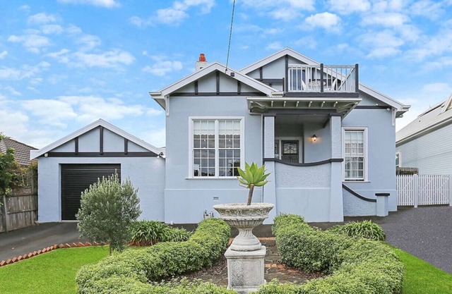 Charming spacious home with bay views close to CBD