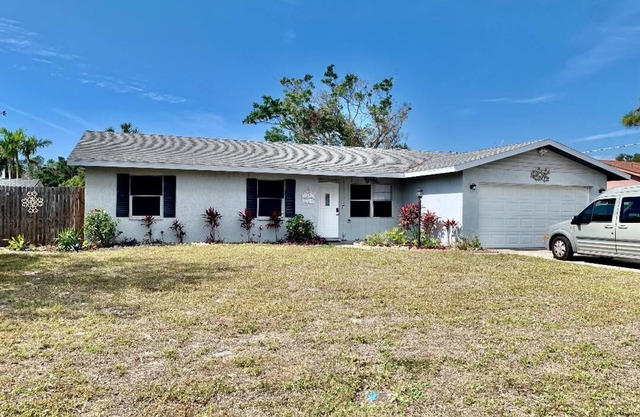 Charming Spacious Home with a Game Room Close to Beaches and IMG Academy.