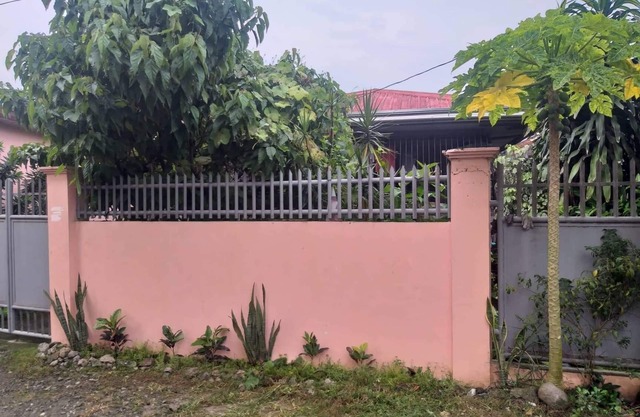 Charming Spanish bungalow w/2 bedrooms and full bathroom.