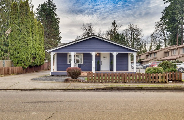 Charming Stayton Home w/Deck + Smart TV!
