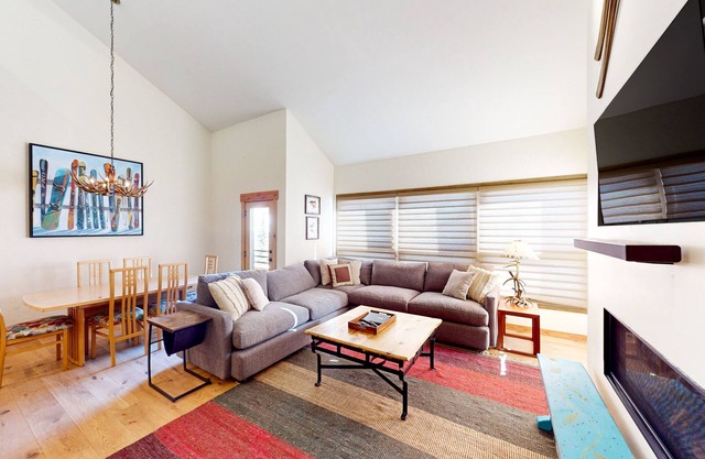 Charming Steamboat Springs condo with hot tub & grilling area - walk to lifts