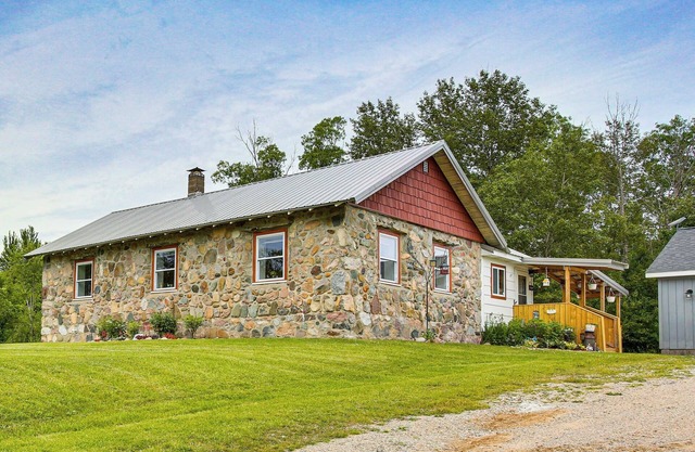 Charming Stone Cottage in Marion w/Fire Pit!