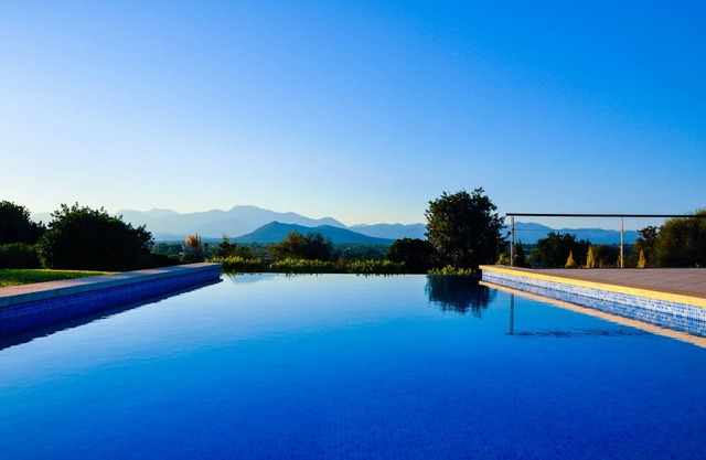 Charming stone cottage in a quiet area and stunning views. Wifi