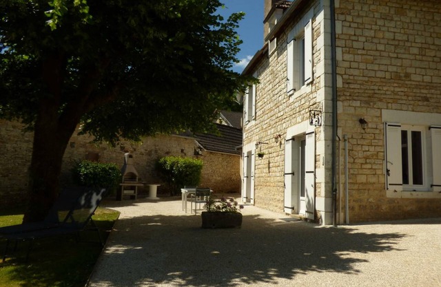 Charming Stone House with Garden & Modern Amenities in Coly-Saint-Amand