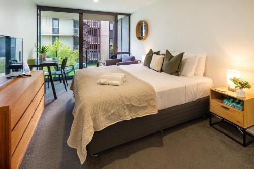 Charming Studio & 1 BR Retreat in CBD with Parking