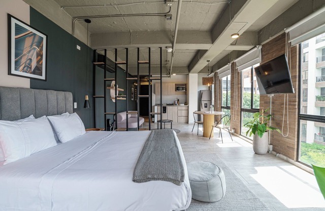 Charming Studio apartment in sunny Medellín with AC, WiFi