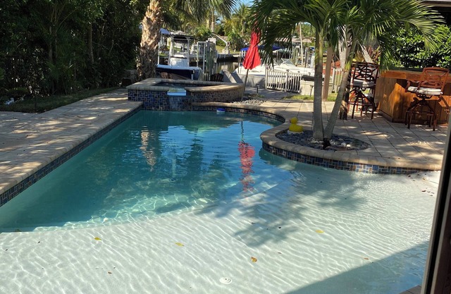 Charming Studio, Great outdoor space. Located between beach and downtown!