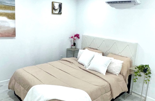 Charming studio in lovely Hollywood with WiFi, AC
