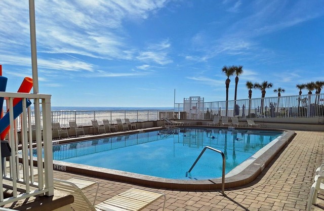 Charming studio on the beach in lowkey Daytona Beach Shores with WiFi and AC.