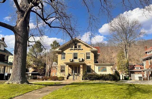 Charming studio on Kanawha Blvd E in Charleston - steps from the state capitol