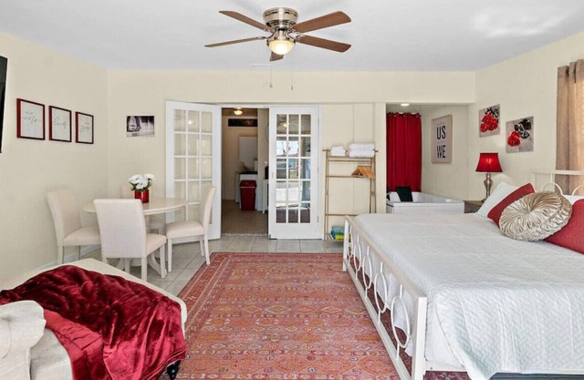 Charming Studio - Two Person Jet Tub - Walk to the Beach