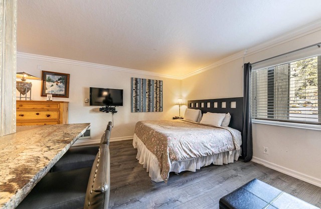 Charming Studio w/Kitchen #115 at Donner Lake Village