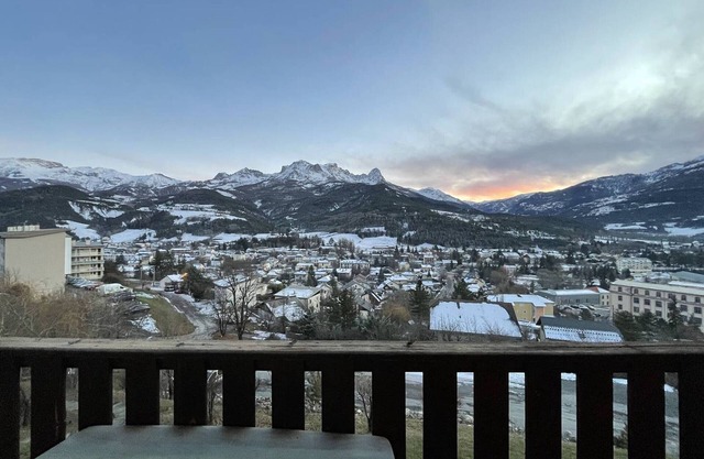 Charming T2 in Barcelonnette with balcony and parking