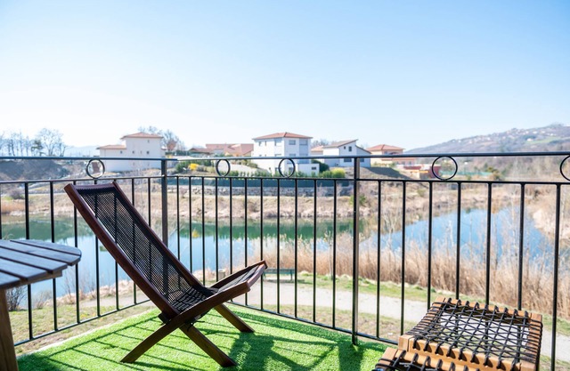 CHARMING T2 WITH LAKE VIEW, FULLY EQUIPPED TERRACE