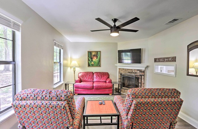 Charming Tallahassee Townhouse ~ 3 Mi to FSU!