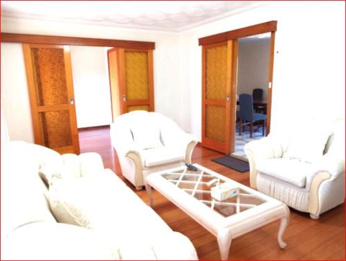 Charming Three-Bedroom Holiday Home Near Tourist Attractions