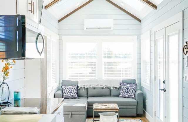 Charming Tiny Home with private deck and bbq