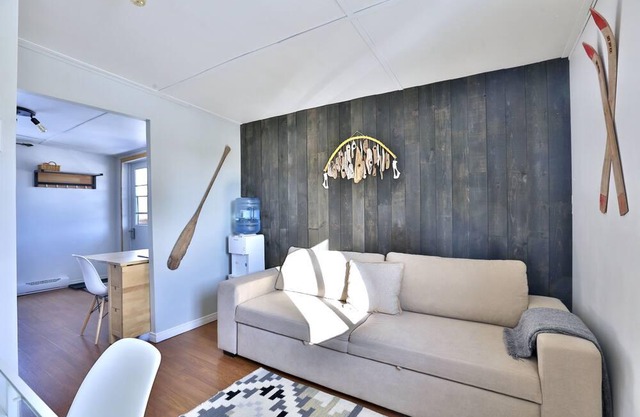 Charming Tinyhouse to have a warm time by the river Missisquoi