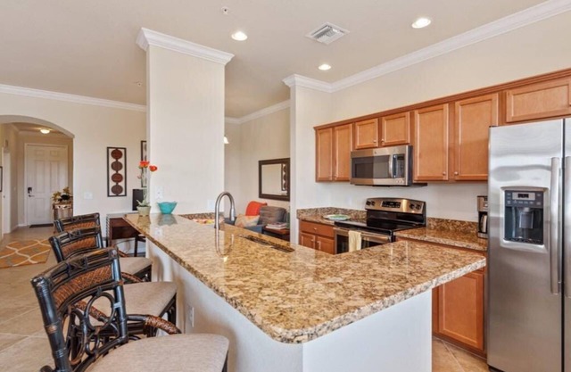 Charming Top Floor 2-bedroom condo in Treviso Bay with Winter Golf Membership
