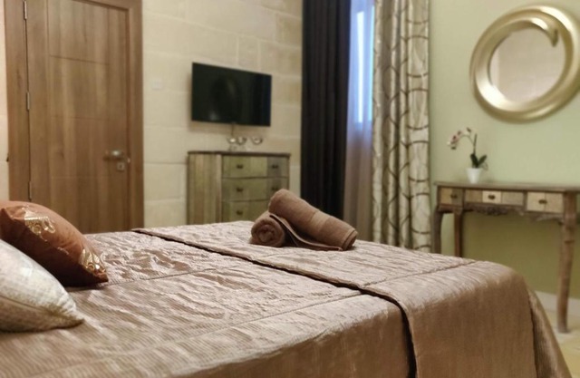 Charming Town House Suite - Close to Airport